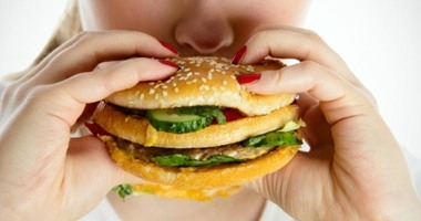 أخصائى سمنة: 5 حيل تخلصك من "لخبطة الطعام" أثناء العمل 