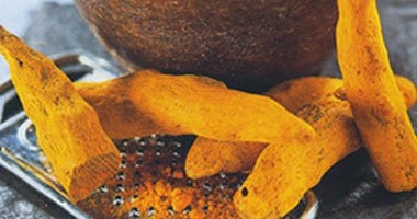 أخصائى جلدية: الكركم يخلص البشرة من الجفاف ويحارب حب الشباب 