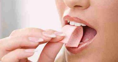 تعرف على 4 أضرار لمضغ "اللبان".. أبرزها الانتفاخ وزيادة الشهية